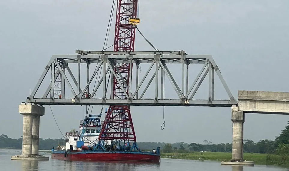 বাকেরগঞ্জের গোমা সেতুর এক স্প্যানের দিকে লাখো মানুষের চোখ